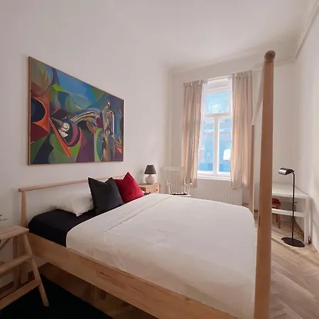 Experience Funky Stylish In The Heart Of Downtown Apartment *
