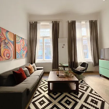Experience Funky Stylish In The Heart Of Downtown بودابست