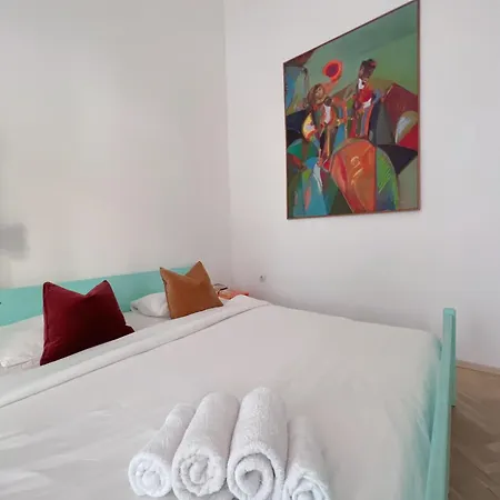 Experience Funky Stylish In The Heart Of Downtown شقة